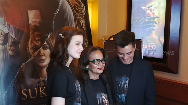 Christine Hakim (tengah) bersama Kimberly Ryder (kiri) dalam konferensi pers film horor Sukma yang disutradari Baim Wong (kanan), Senin (11/8/2025). [FTNews.co.id/Selvianus Kopong Basar]
